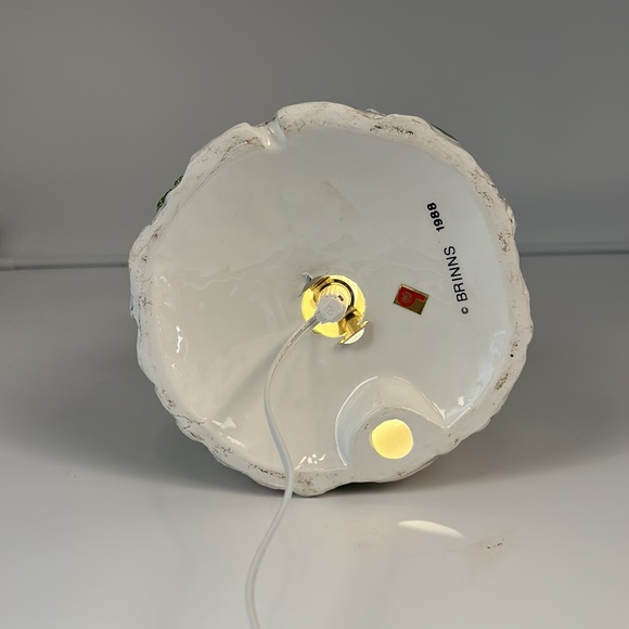 Brinn’s 1988 One Bunny Lane Ceramic Easter Tree House - Light Included - Picture 5 of 16